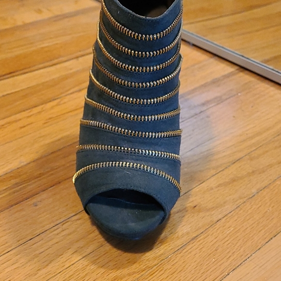 Shoes - Picture 2 of 3